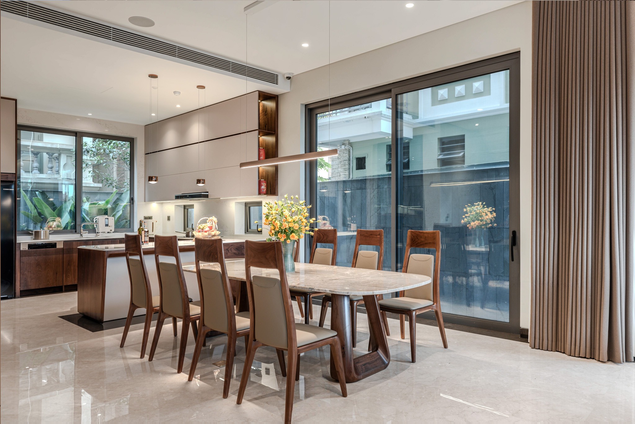 Bàn ăn 8 ghế mặt đá marble trắng vân xám vàng, chân gỗ hình U