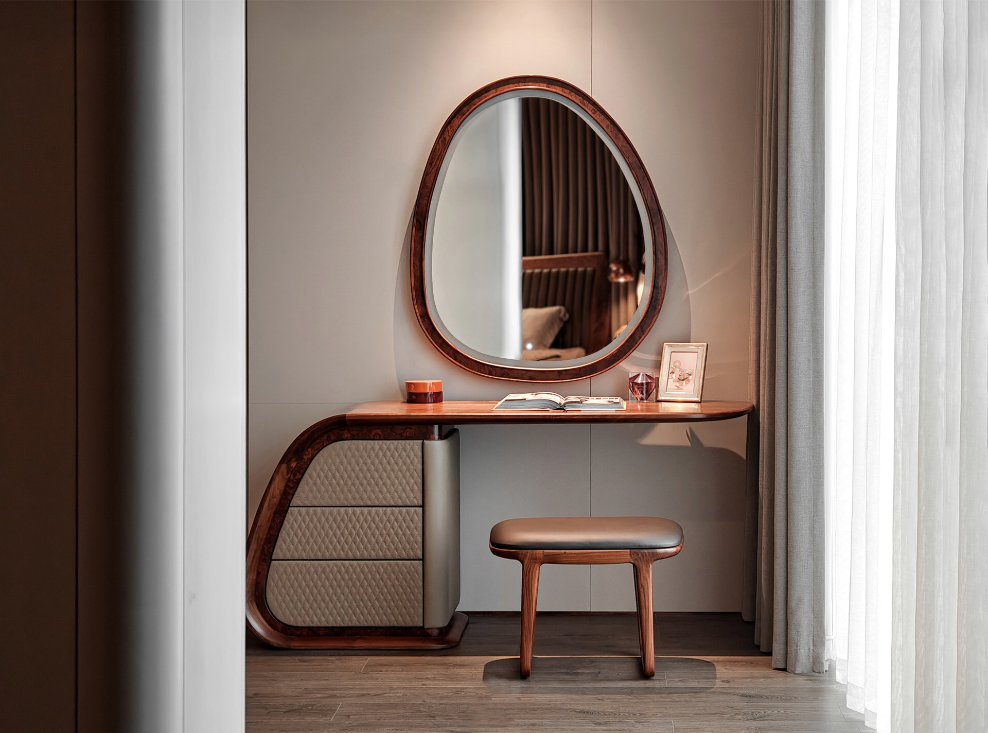 Bàn trang điểm cao cấp gỗ tự nhiên màu nâu ánh đỏ với gương giọt nước viền veneer nu