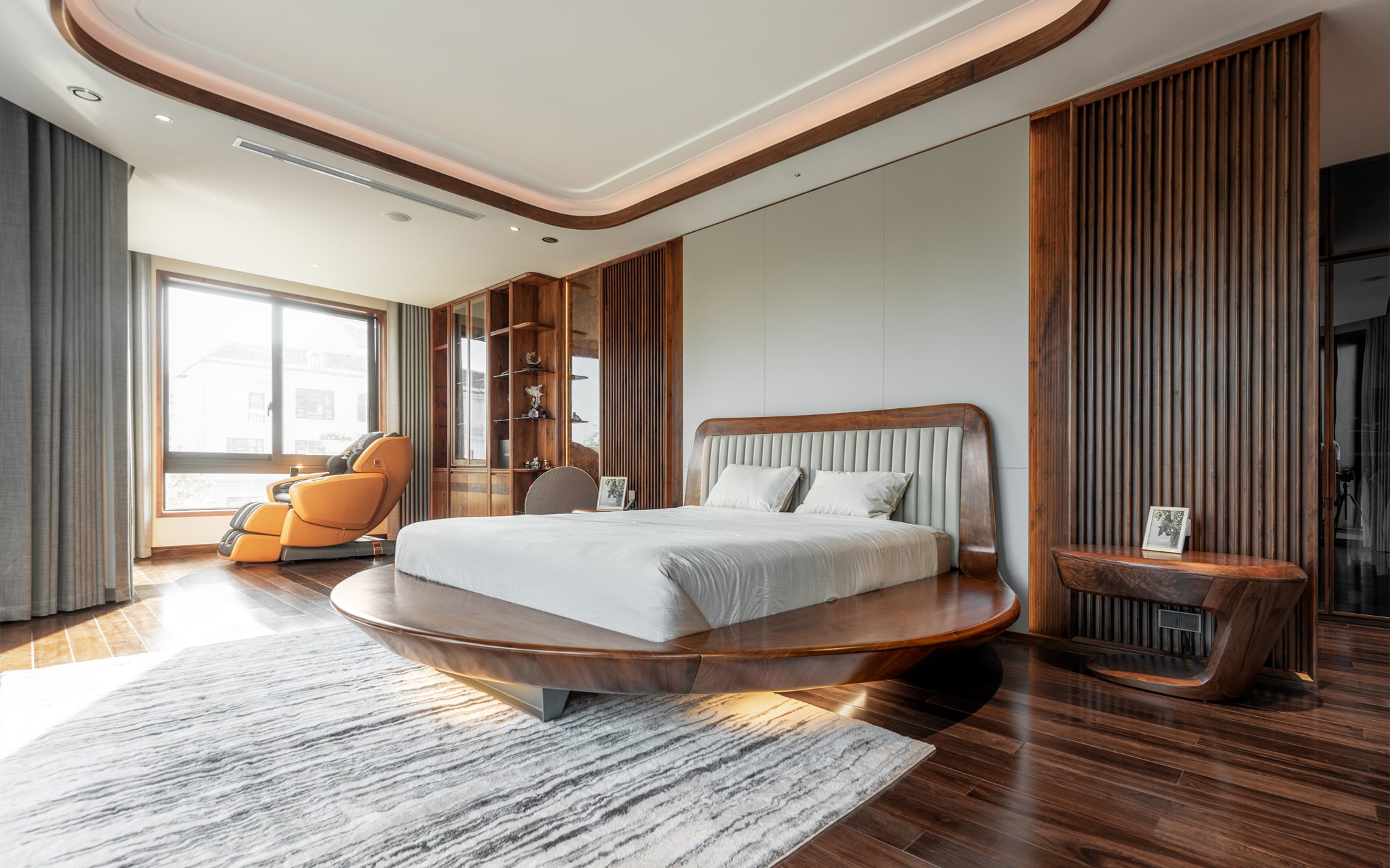 Giường ngủ gỗ tự nhiên hiện đại hình tròn với tựa đầu bọc da ghi đá