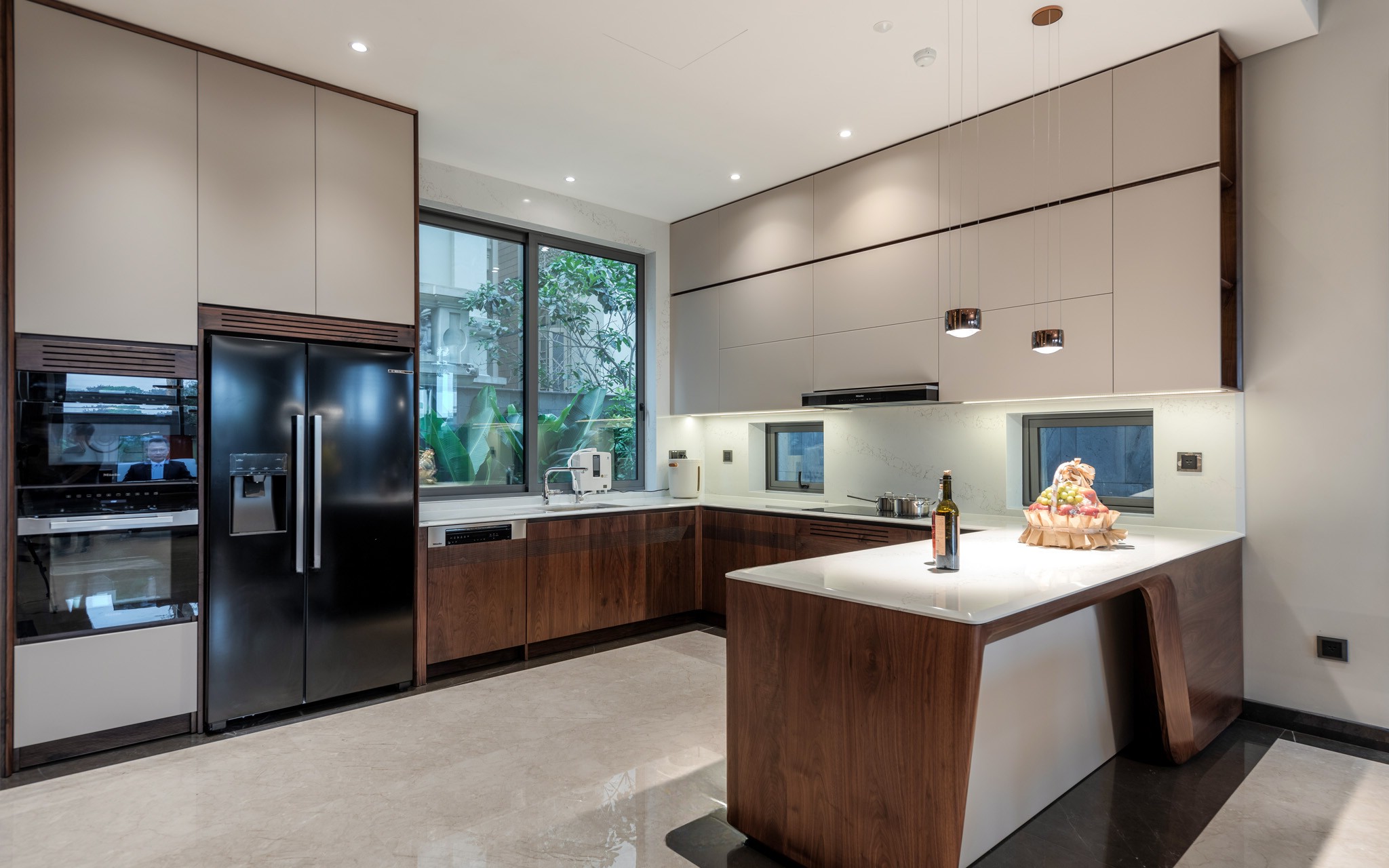 Mẫu tủ bếp gỗ đẹp hiện đại chữ L với acrylic trắng và veneer gỗ óc chó