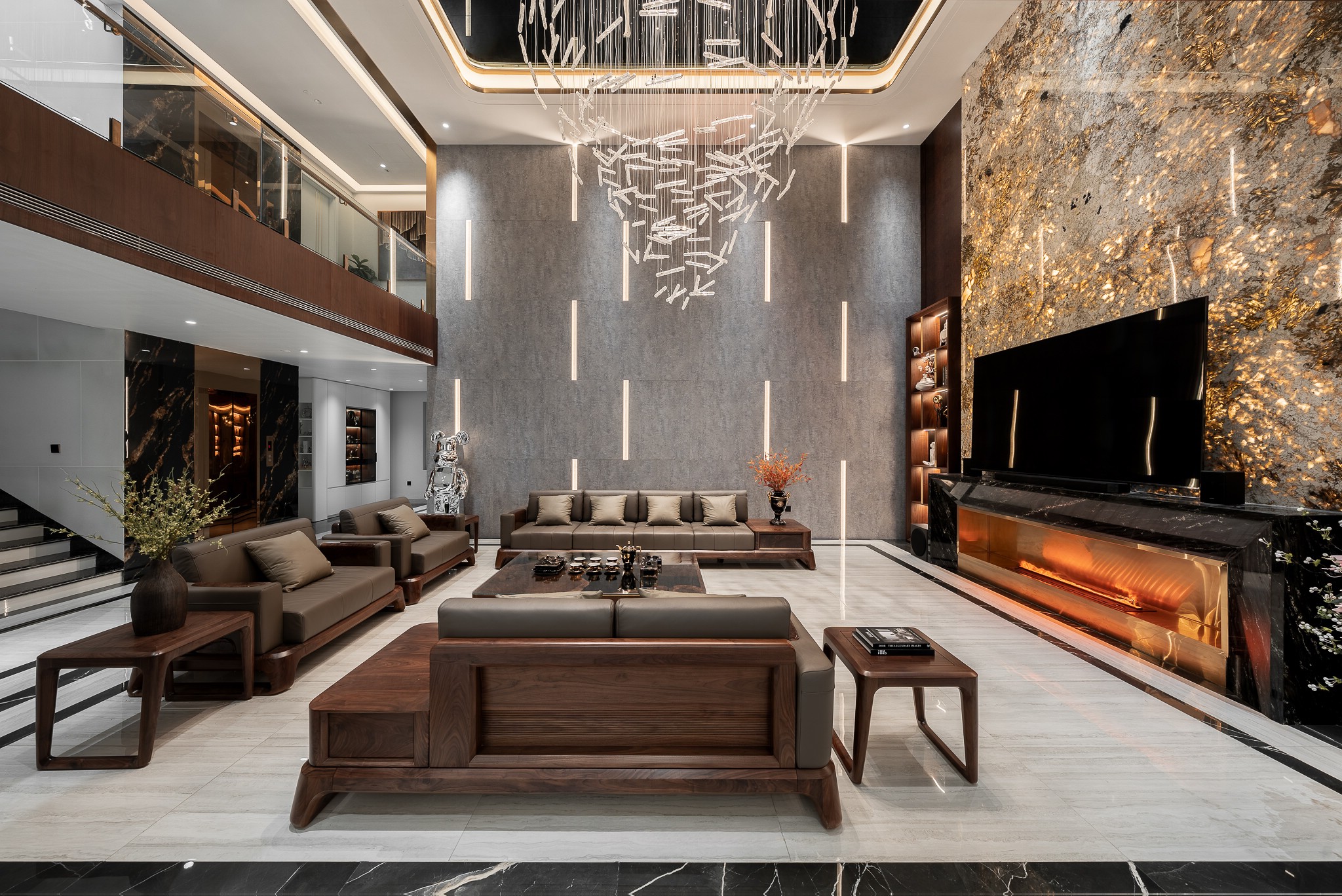 Phòng khách hiện đại thông tầng với sofa gỗ chữ U, kệ tivi lò sưởi điện và tường đá Onyx xuyên sáng